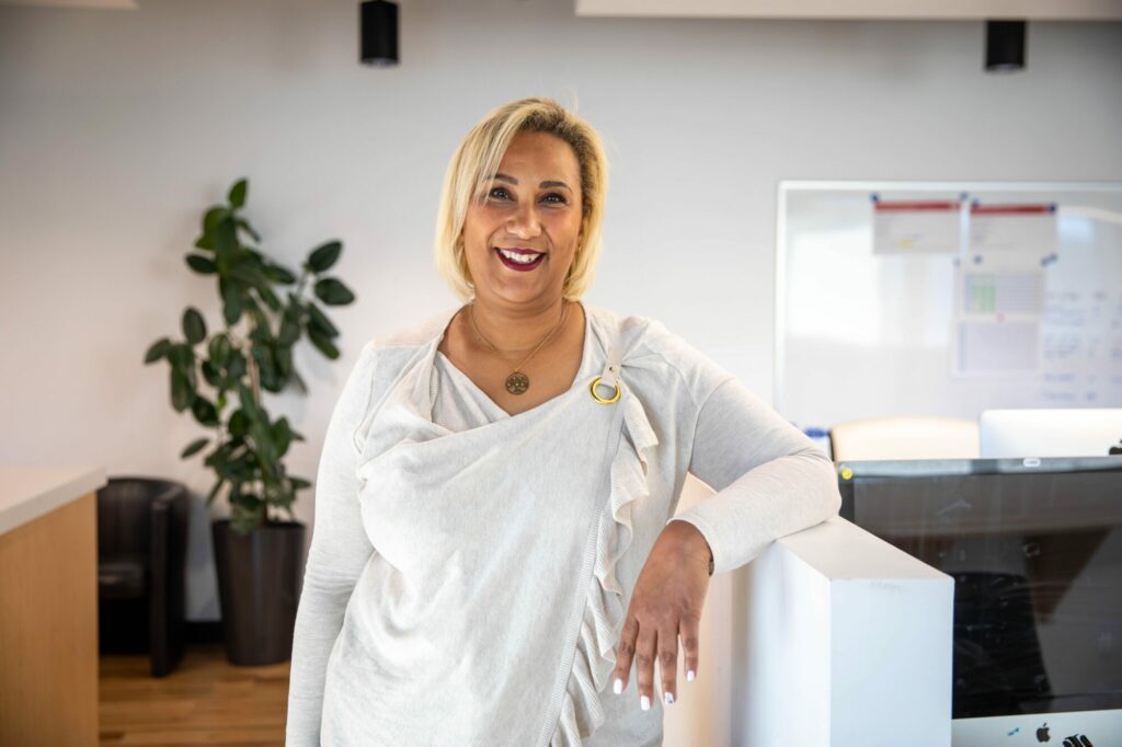 Salwa Meddri dans les bureaux de La Liberté.