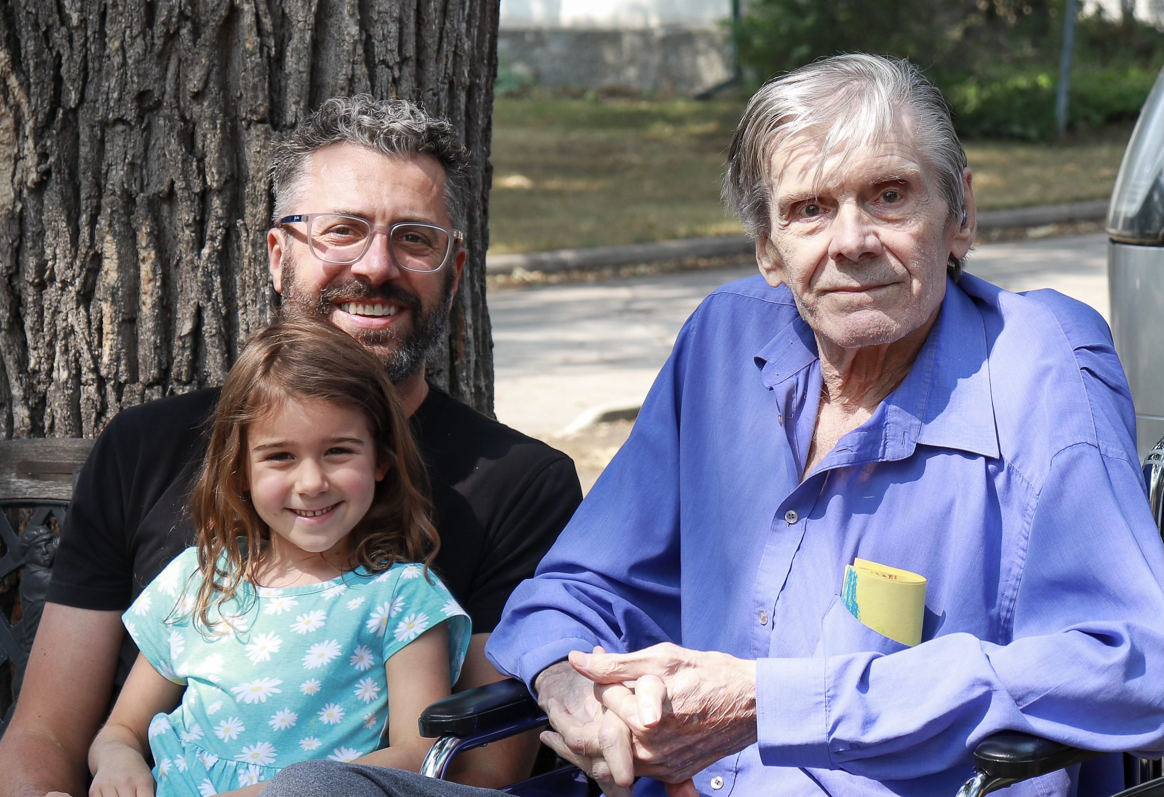 Julien Bédard avec son père Armand et sa fille Rose-Élie Levesque.