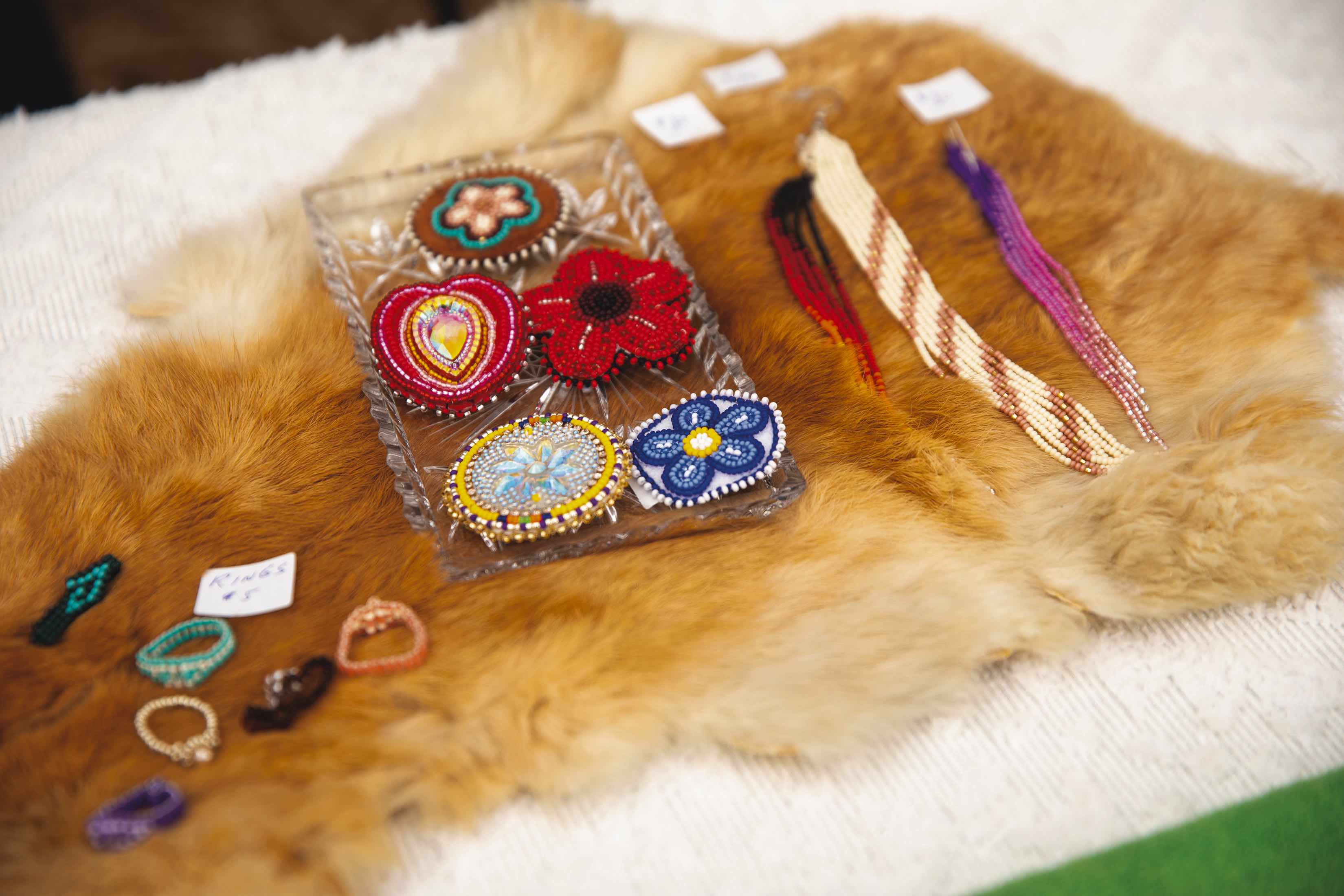 L’un des succès de la première fin de semaine du Festival du Voyageur a été son marché d’artisanat autochtone pendant la Journée Louis-Riel.