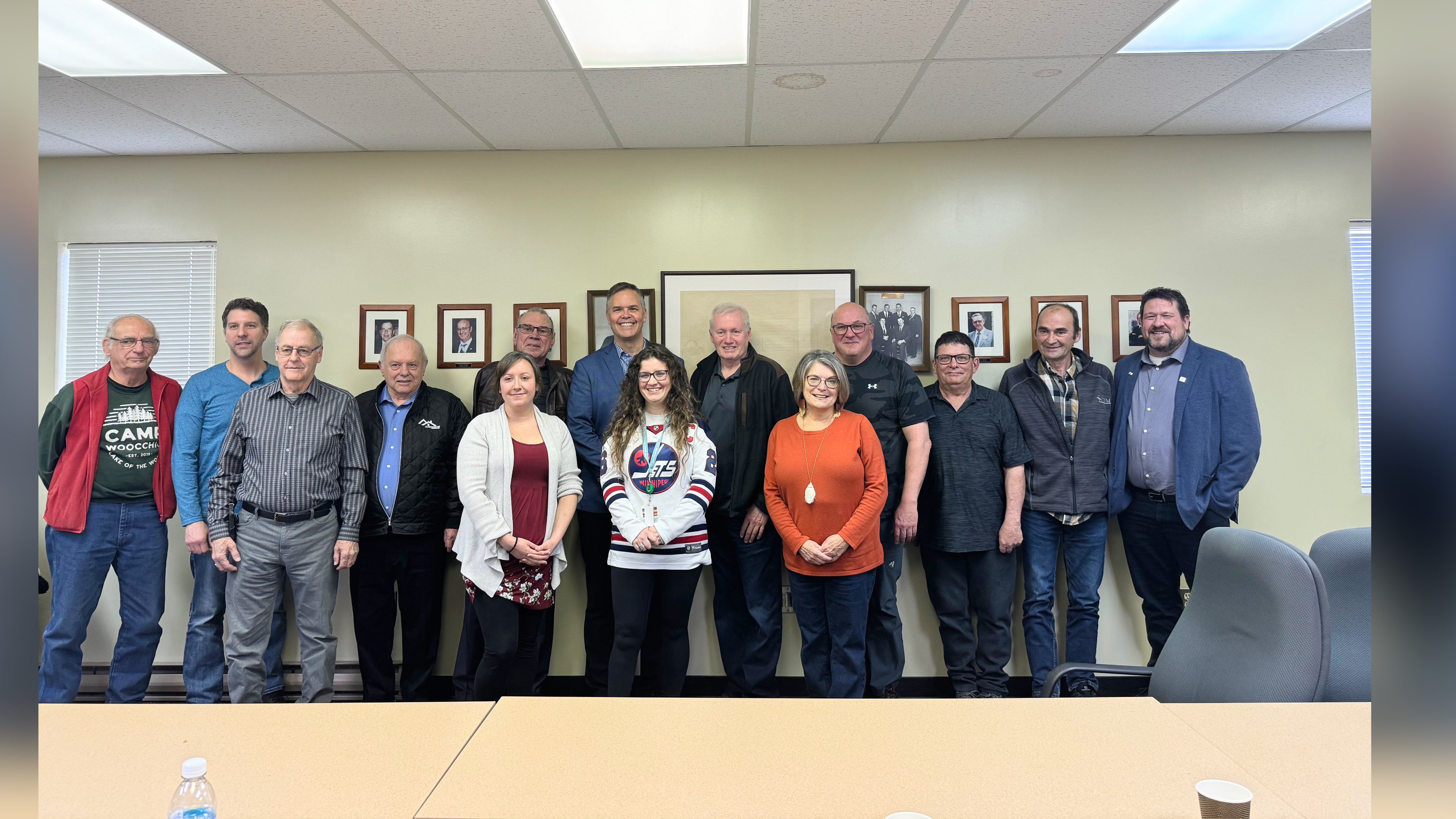 Le député de Saint-Boniface (au centre), Robert Loiselle, et le ministre Glen Simard (à droite) ont rencontré les membres de la communauté de Notre-Dame-de-Lourdes. (Photo : Gracieuseté de Robert Loiselle)