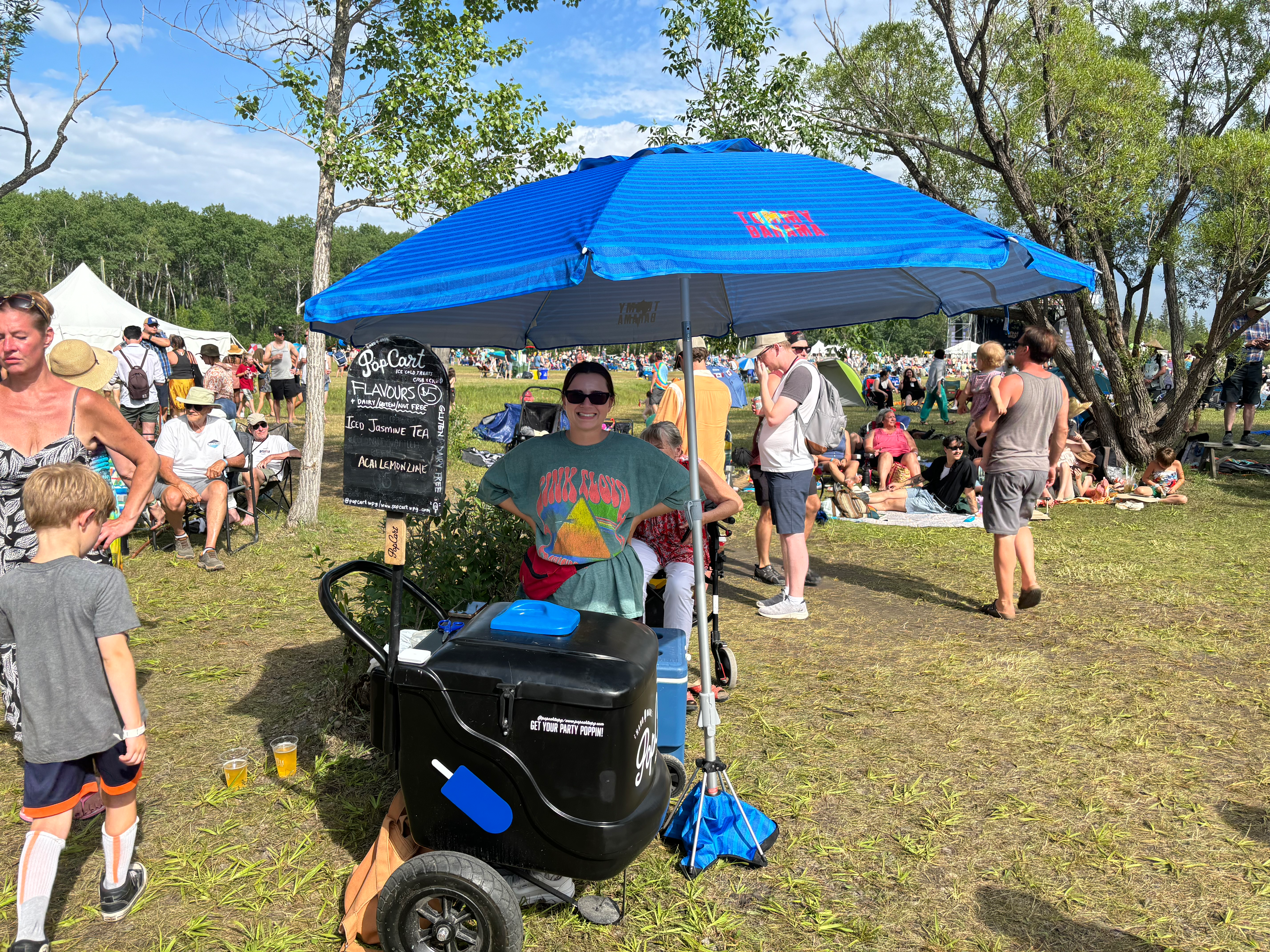 Qui dit chaleur, dit soif. Il a fallu s'hydrater et plusieurs personnes vendaient de la boisson sur le festival.