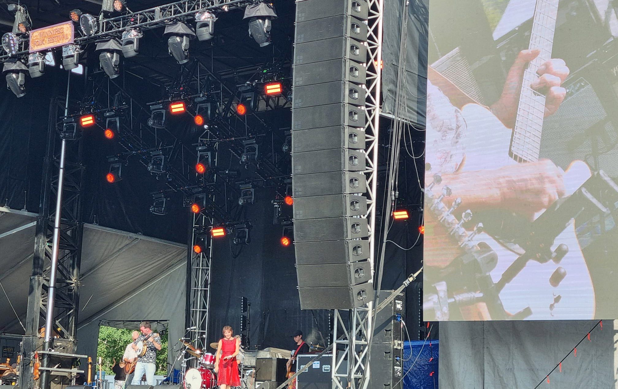 Le groupe écossais Shooglenifty sur la scène principale samedi après-midi.