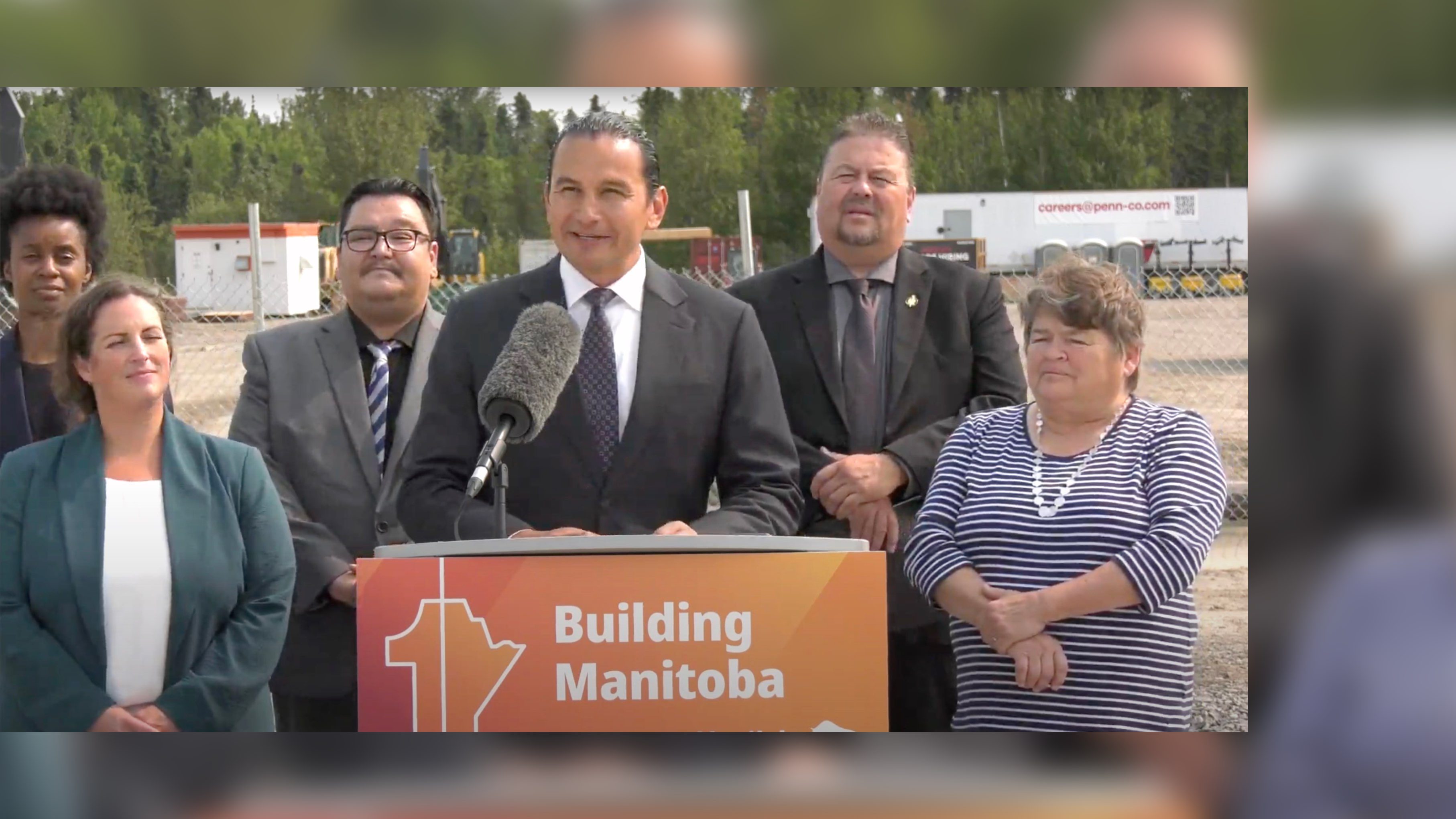 Des membres du gouvernement provincial sont à Thompson pour plusieurs annonces. (photo : capture d'écran - Manitoba Government, YouTube)