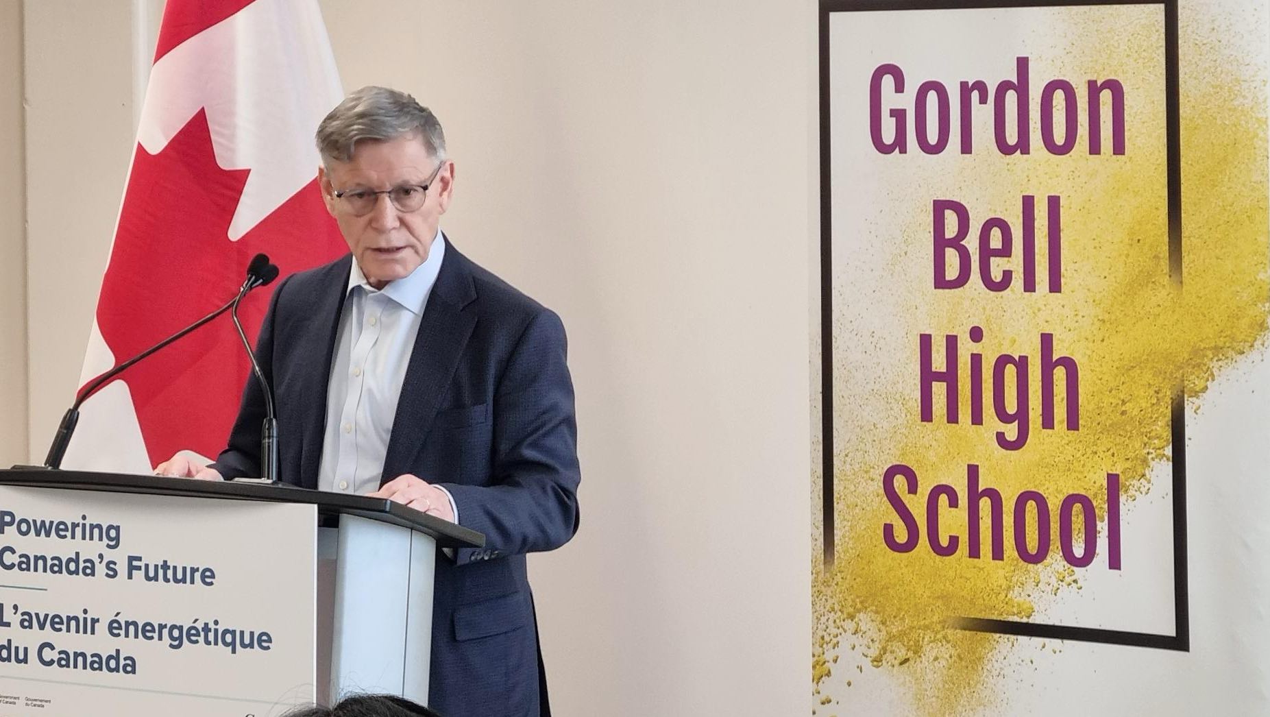 L’école secondaire Gordon Bell a reçu Terry Duguid pour cette annonce de financement.