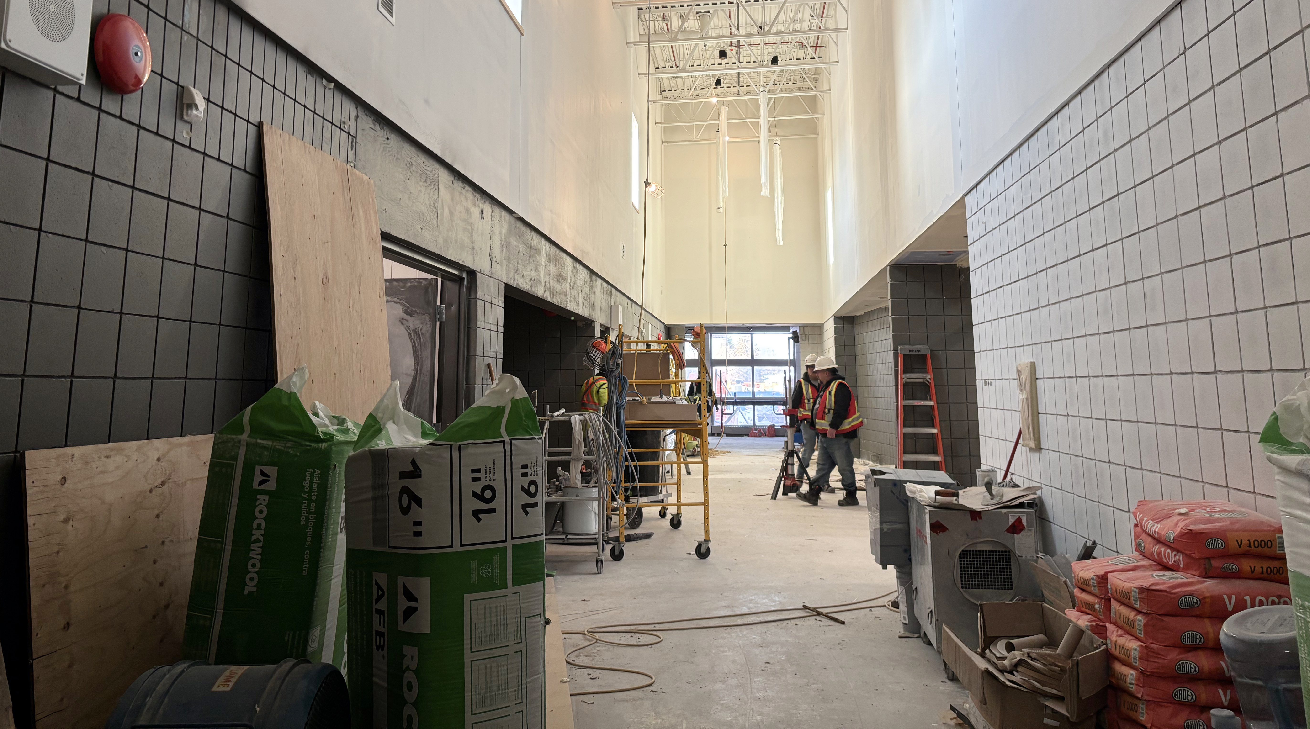 Les derniers travaux à finir se situent dans l'entrée principale du nouveau bâtiment. 