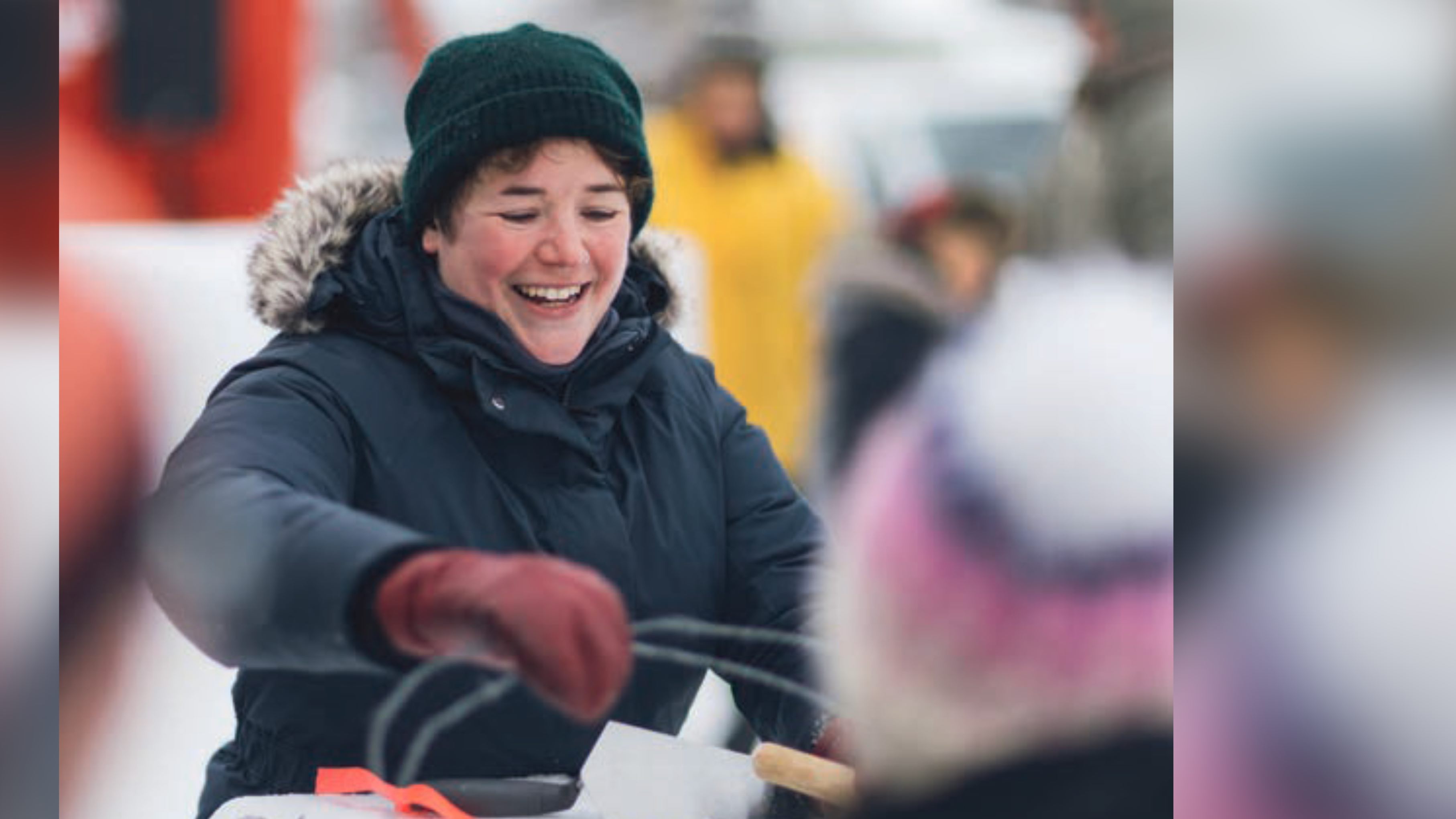 En 2023, Élyse Saurette en action à Sainte-Anne, lors d’un atelier de sculptures sur neige dans le cadre d’un projet de la FCFM. (photo : BNB Studio)