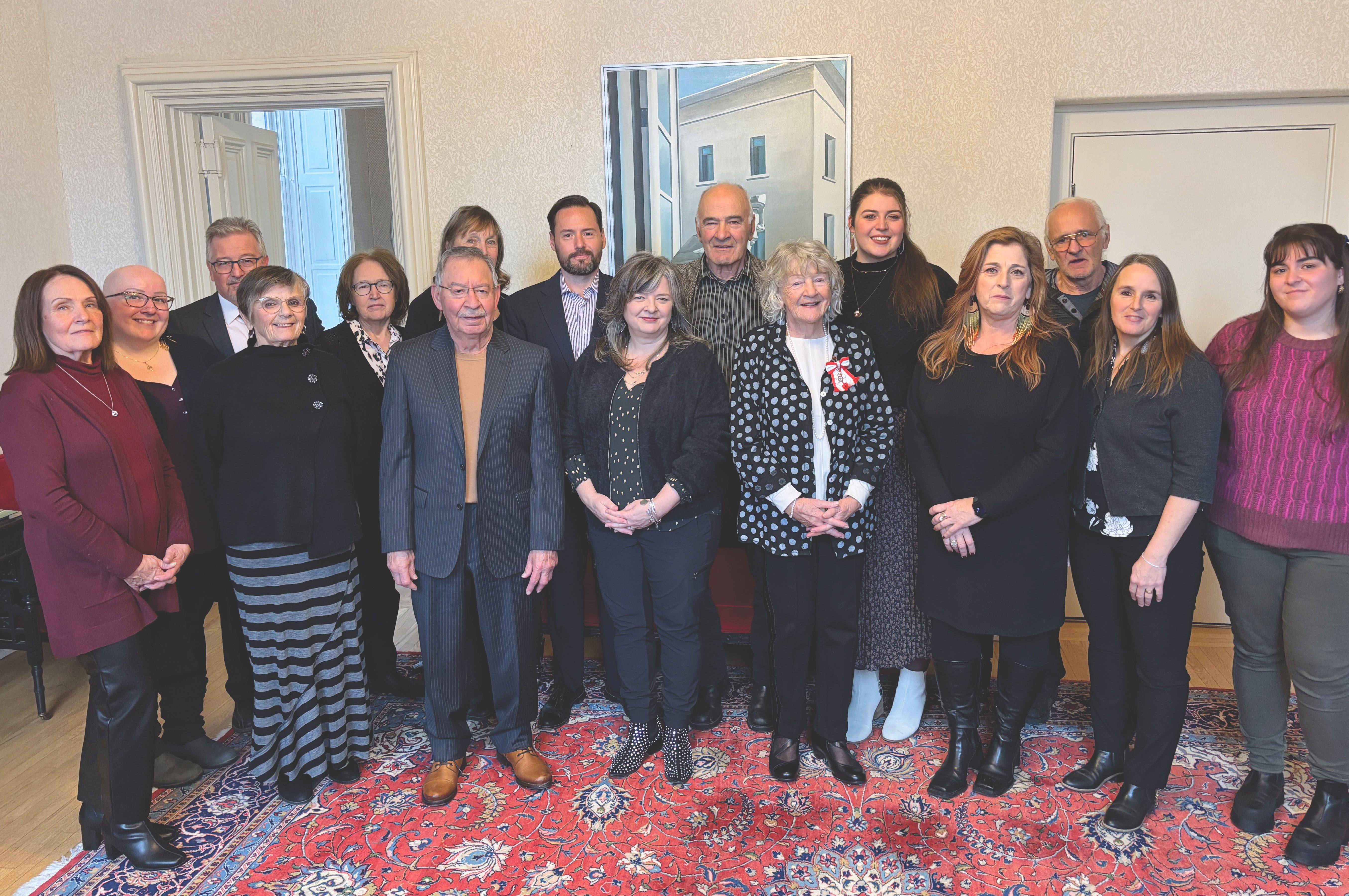 En arrière-plan (de gauche à droite) : Chantal St-Vincent, Claude St-Vincent, Alice St-Vincent, Joan Chaput, Justin Vincent, Hubert Chaput, Cadie Arbez-Rondeau, Roger Chaput. À l’avant plan (de gauche à droite) : Louise Vincent, Thérèse Chaput, Claude Vincent, Damyèle Arbez-Chaput, Maria Chaput, Micheline Arbez, Yvette Chaput Chloé Arbez-Rondeau.