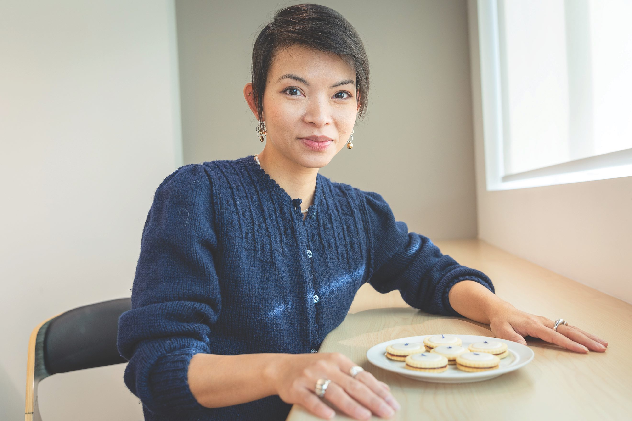 Linh Tran avec certains des biscuits à trouver sur sa boutique en ligne.