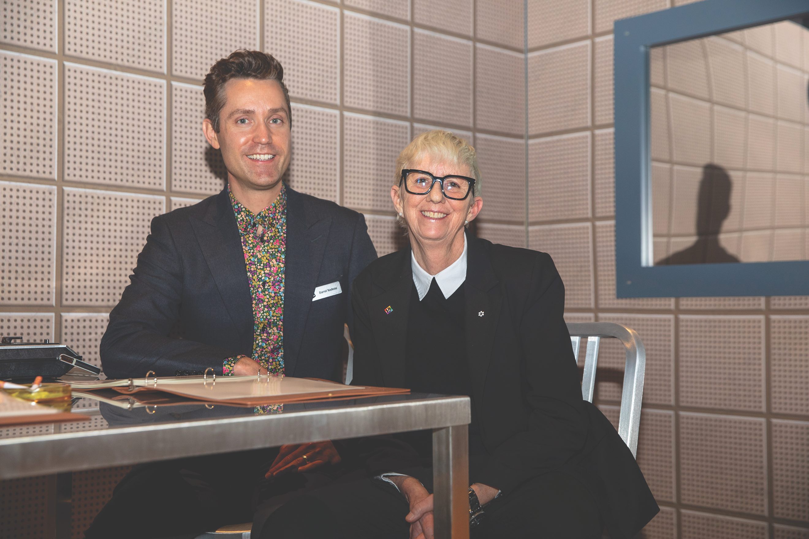 Darrel Nadeau et Martine Roy dans l’espace de « la pièce sombre » de l’exposition.